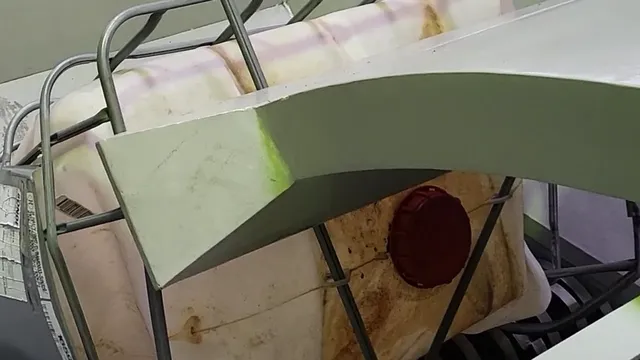 Fémketreces IBC tartály a négytengelyes daráló garatjában